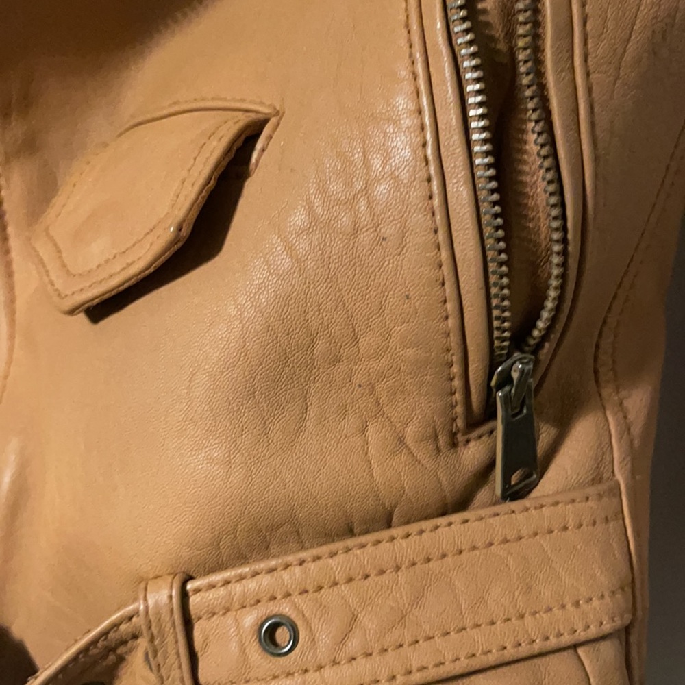 Club Monaco - Picture 6 of 10